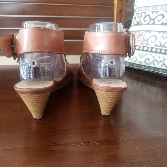 New Direction Relax Fit Sandals! - Picture 4 of 9